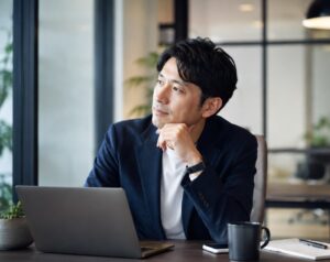 物思いに耽る経営者。自分の思考は客観性はあるのか